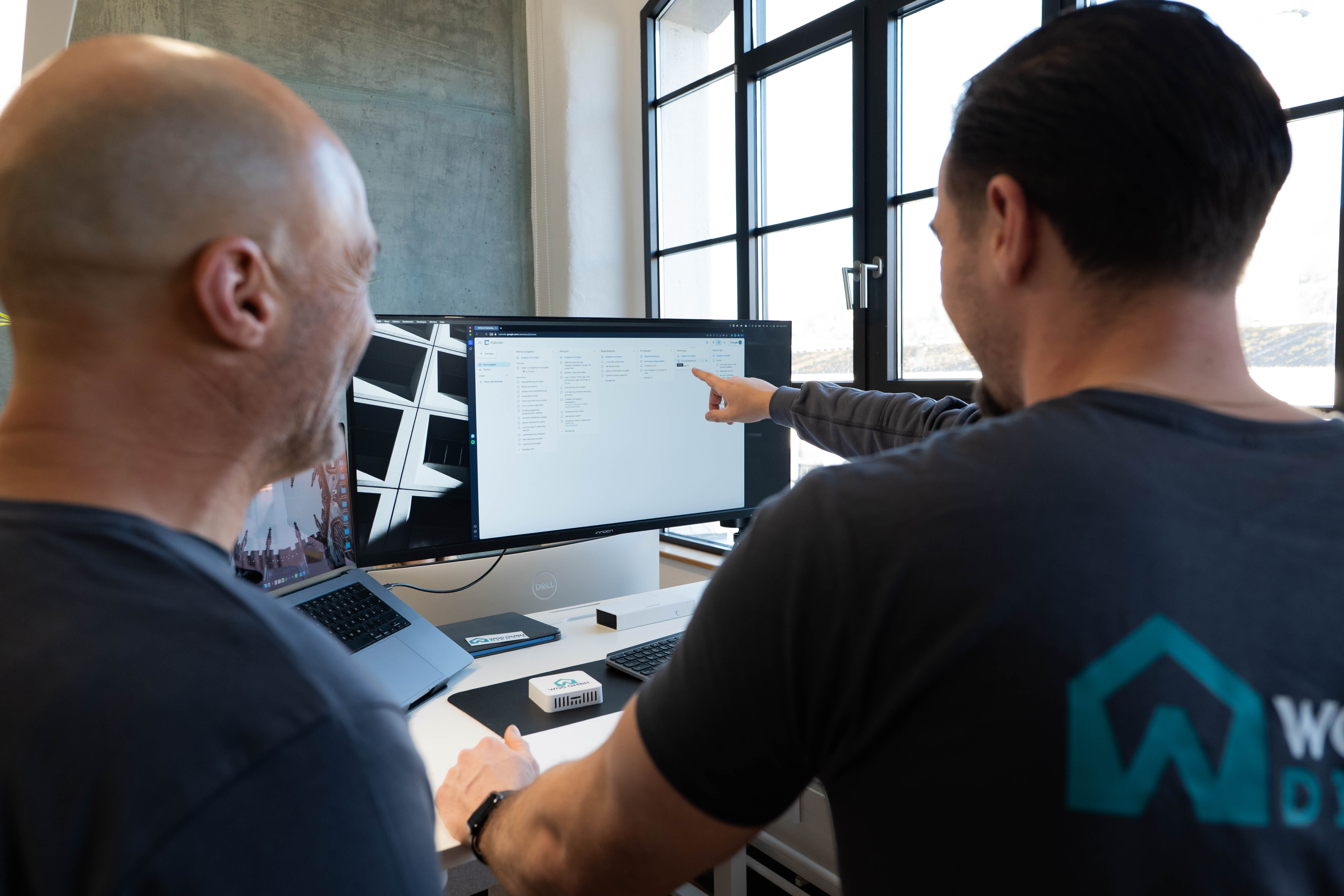 Zwei WGS-Modellierer beim Review eines 3D-Modells am Monitor