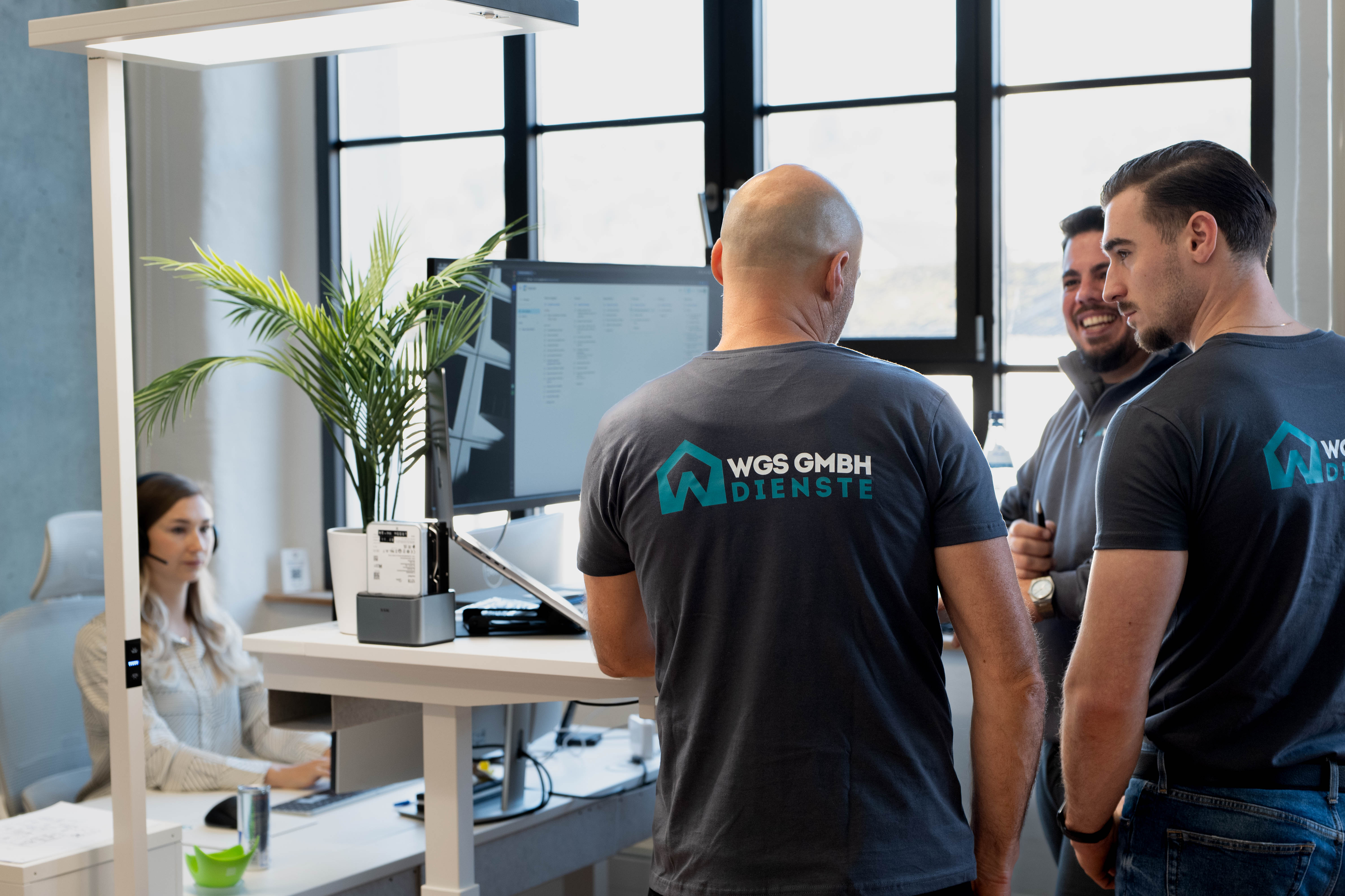 WGS-Team im Büro bei der Abstimmung